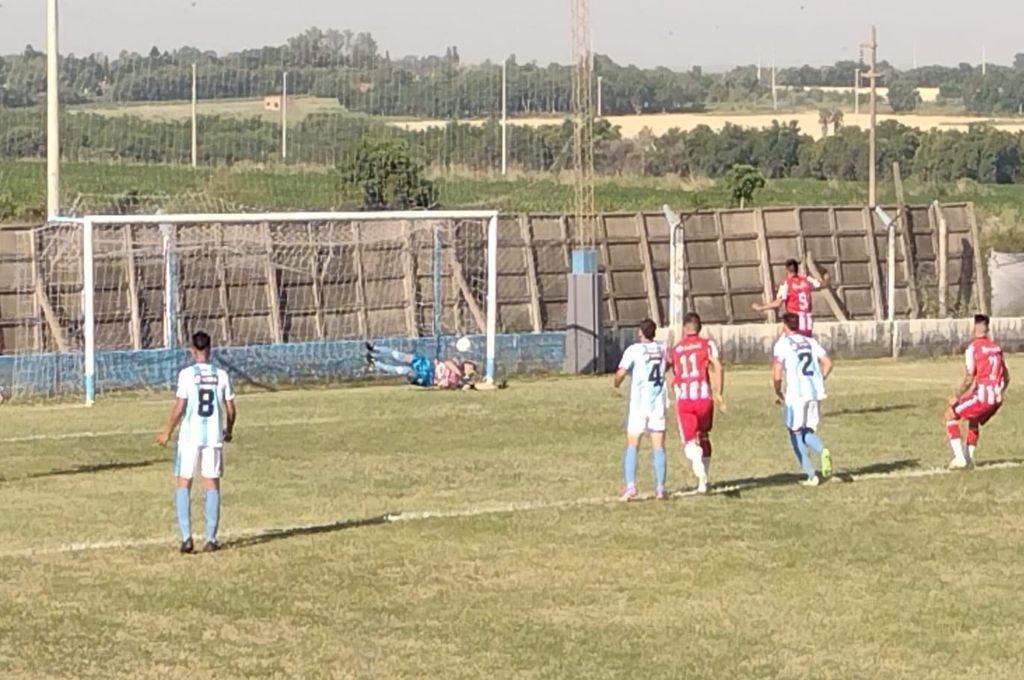 El remate de Agustín García ya ingresó en el arco Mondonguero para darle la victoria al Decano. Víctor Ludi