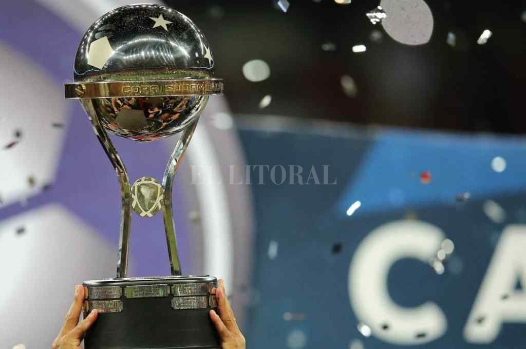 La Copa se mira y...El sueño fijo de volver a jugar una Copa Sudamericana; en este caso la de la edición 2022 el año que viene. Quedan 9 puntos por jugar: dos en el 15 de Abril y uno en Santiago del Estero. Gentileza