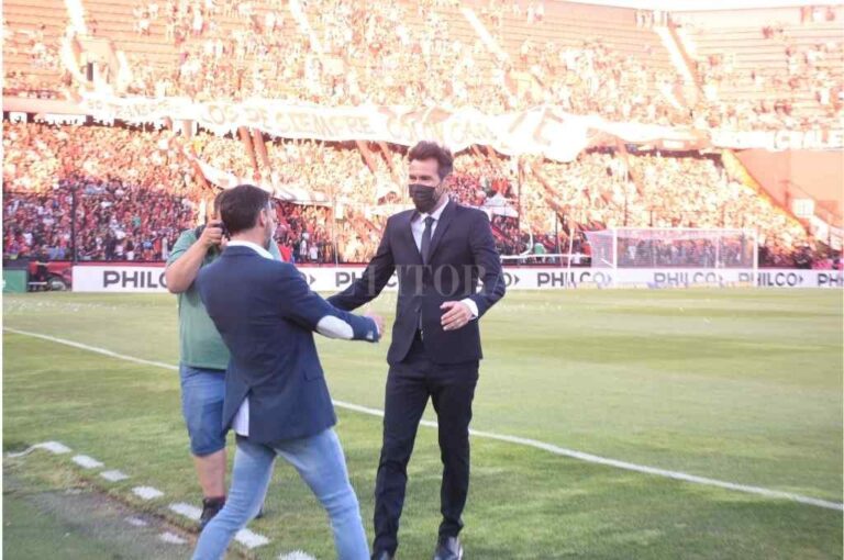 Eduardo Domínguez y el cordial saludo con el Kily González antes del partido. Luego