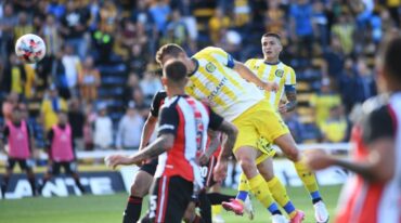 Marco Ruben cabecea y marca su gol número 99 para ser el máximo goleador auriazul en el profesionalismo. Gentileza: prensa Rosario Central.