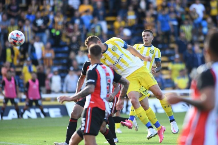 Marco Ruben cabecea y marca su gol número 99 para ser el máximo goleador auriazul en el profesionalismo. Gentileza: prensa Rosario Central.