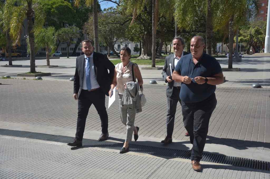 Mayoraz ingresó a la reunión con el radical Julián Galdeano.   Archivo