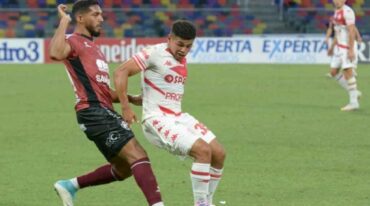 Imanol Machuca quiere dominar la pelota ante la marca de un rival. Como el resto de sus compañeros