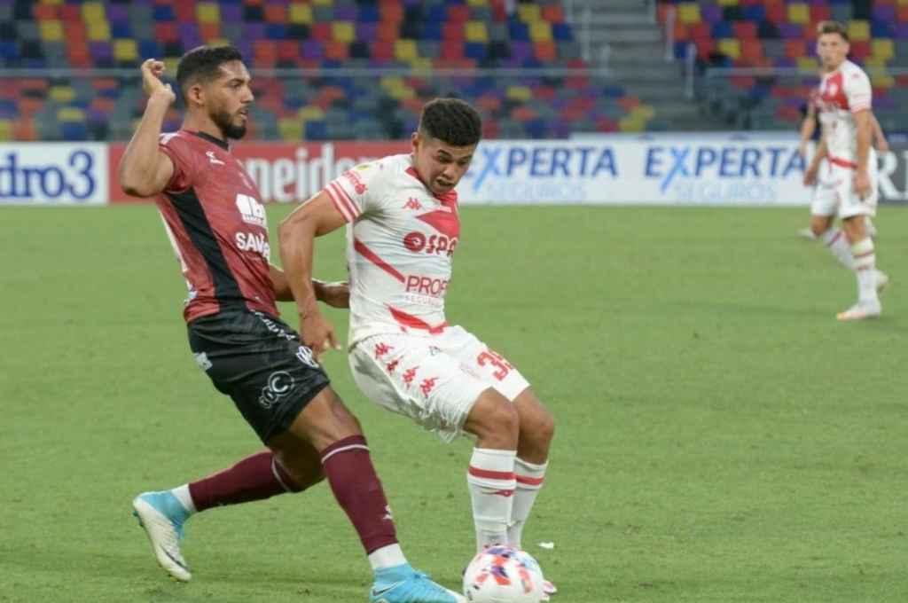 Imanol Machuca quiere dominar la pelota ante la marca de un rival. Como el resto de sus compañeros