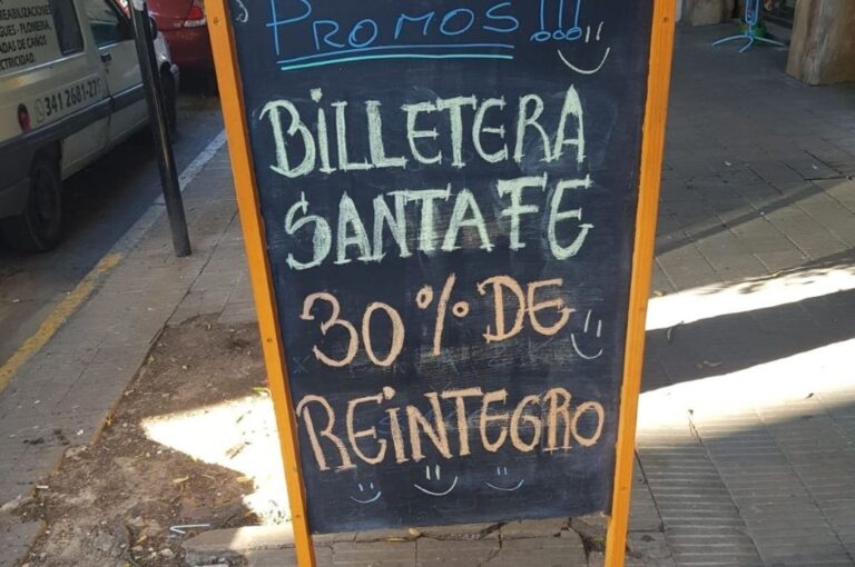 Los carteles en la vereda de cada pequeño negocio familiar son muy claros