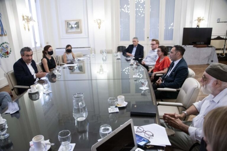 El intendente Pablo Javkin se reunió el lunes con los representantes de la Mesa Interreligiosa por el Bien Común. Gentileza: prensa Municipalidad de Rosario.
