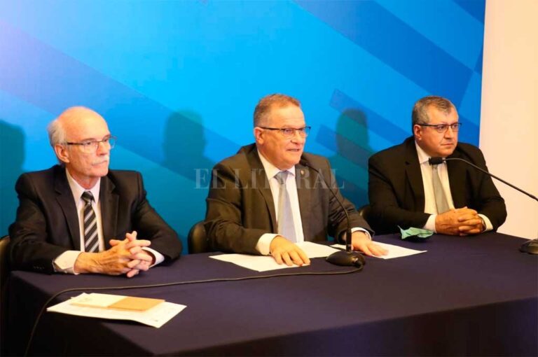 Bortolozzi (izq) junto a Lagna en la presentación del nuevo gabinete del Ministerio de Seguridad santafesino. Gentileza