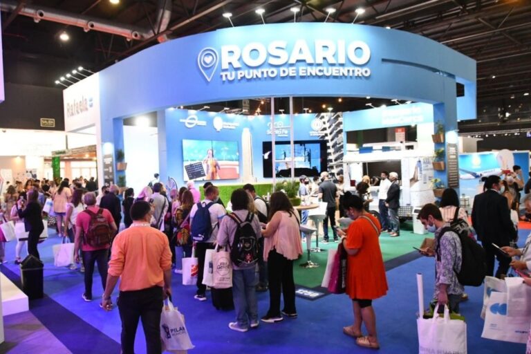 En el stand había dispuestos códigos QR para los visitantes desde donde se podía escanear información sobre los atractivos de la ciudad y todo lo que se puede hacer en Rosario. Gentileza: prensa ETUR.