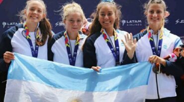 Paulina Contini (primera desde la izquierda) y Constanza Gasparoni (tercera desde la izquierda) fueron parte del equipo que ganó la prueba de K4 500 en canotaje. Gentileza.