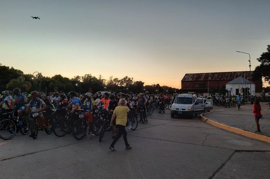 Una multitud de peregrinos partió con los primeros rayos de sol rumbo a La Histórica.