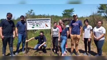 Jóvenes brigadistas y alumnos de la escuela secundaria Nº10 de El Colorado participaron del segundo operativo de búsqueda que se realizó en la zona del hallazgo. En esta oportunidad un joven halló una pieza dentaria de un mastodonte. Gentileza Reserva Educativa Los Teros