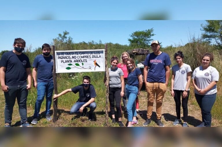 Jóvenes brigadistas y alumnos de la escuela secundaria Nº10 de El Colorado participaron del segundo operativo de búsqueda que se realizó en la zona del hallazgo. En esta oportunidad un joven halló una pieza dentaria de un mastodonte. Gentileza Reserva Educativa Los Teros