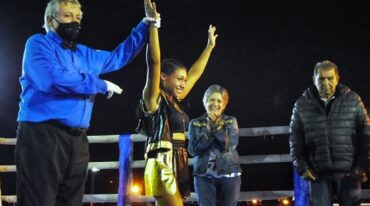 El árbitro Rubén Beñez señala como ganadora a Milagros Segovia tras conocerse el fallo de los jueces. Florencia Febre