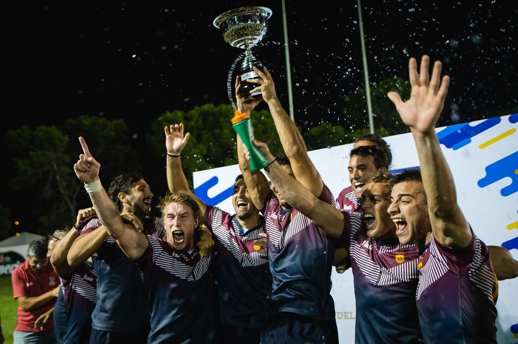 Buenos Aires levantó la Copa de Oro tanto en damas como en caballeros. La URBA nuclea a la mayor cantidad de protagonistas del país y lo hace sentir dentro del campo. De la cantidad