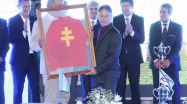 Carlos Felice y la chaquetilla con los colores de su Stud Haras El Ángel de Venecia. Ya quedó en la historia grande de San Isidro. Gentileza.