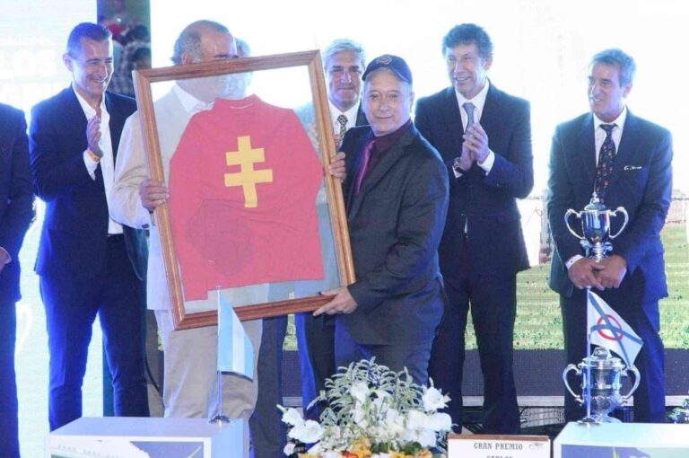 Carlos Felice y la chaquetilla con los colores de su Stud Haras El Ángel de Venecia. Ya quedó en la historia grande de San Isidro. Gentileza.