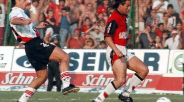 Cristian Castillo deja en el camino a Trotta en aquél inolvidable 5 a 1 en el Brigadier López en el ´97. Archivo