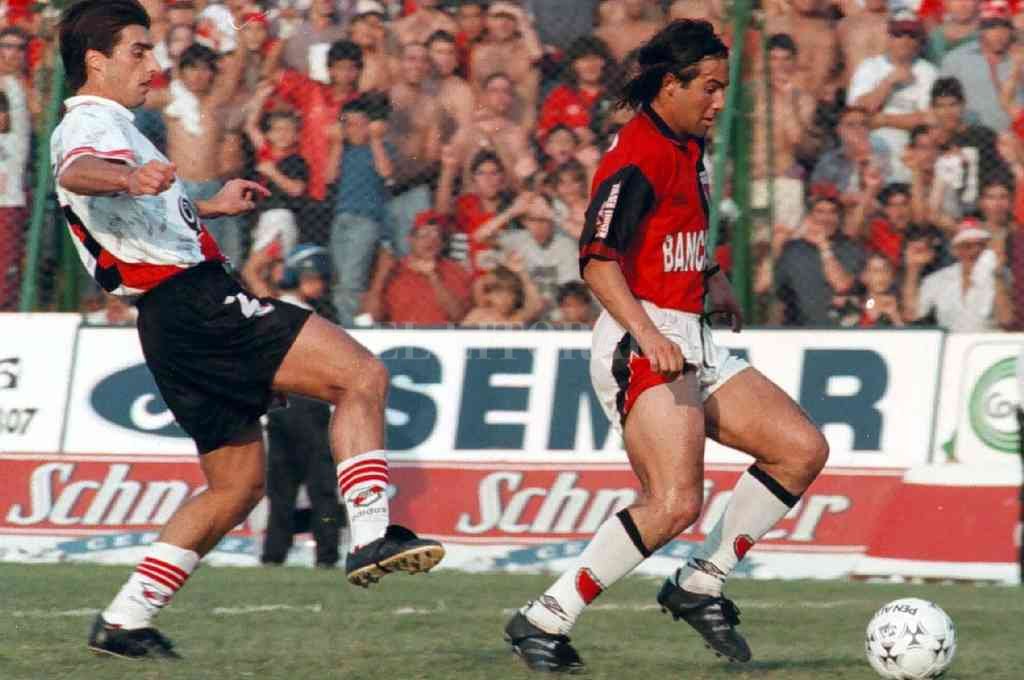 Cristian Castillo deja en el camino a Trotta en aquél inolvidable 5 a 1 en el Brigadier López en el ´97. Archivo