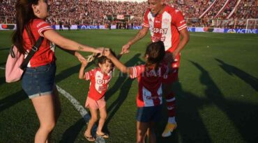 Fernando Márquez festeja el triunfo en el clásico con Julieta y Martina