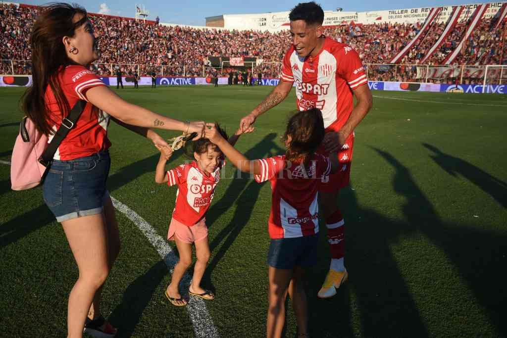 Fernando Márquez festeja el triunfo en el clásico con Julieta y Martina