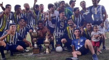 Jugadores e hinchas festejan con la copa luego de la consagración. Gentileza: Nicolás Potenza.