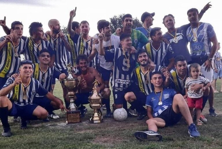 Jugadores e hinchas festejan con la copa luego de la consagración. Gentileza: Nicolás Potenza.
