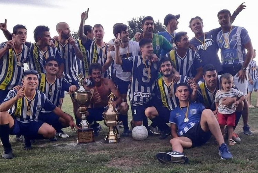 Jugadores e hinchas festejan con la copa luego de la consagración. Gentileza: Nicolás Potenza.