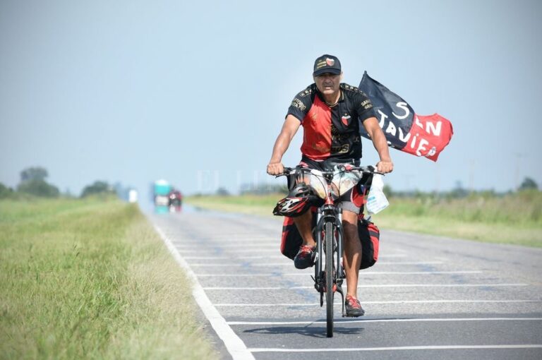 Jorge Nini pedalea para llegar a ver la final en Santiago del Estero Pablo Aguirre