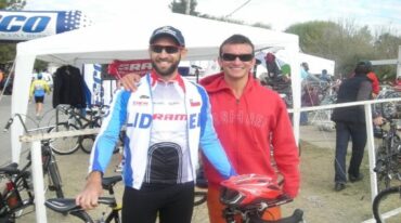 Foto histórica. Gonzalo Salas ganador de la Vuelta de San Juan y Fernando Hairala primer paranaense por adopción en un Ironman.