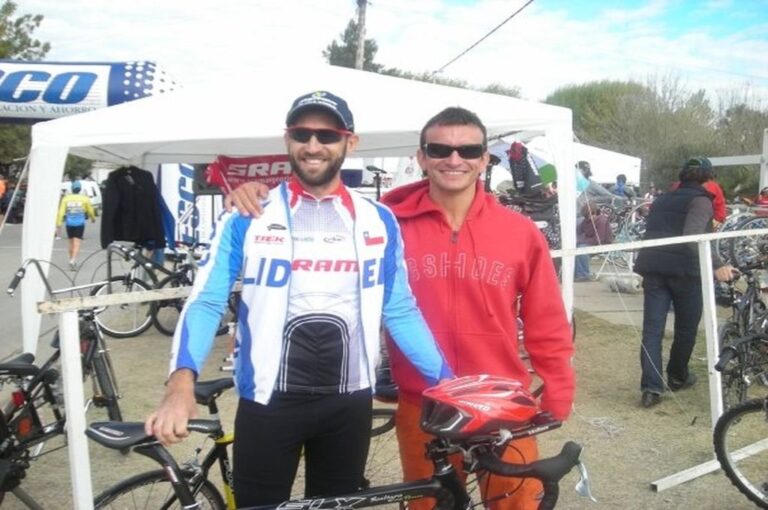 Foto histórica. Gonzalo Salas ganador de la Vuelta de San Juan y Fernando Hairala primer paranaense por adopción en un Ironman.