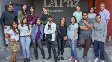 Tito Zavala junto a sus alumnos en el taller de teatro 'La silueta del arte'. Melisa Curá