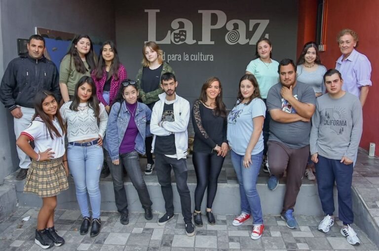 Tito Zavala junto a sus alumnos en el taller de teatro 'La silueta del arte'. Melisa Curá
