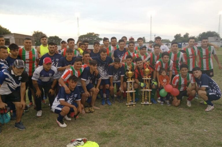 El plantel de Huracán de La Criolla posando junto a Gimnasia de Vera con las copas de campeón y subcampeón. Gentileza.