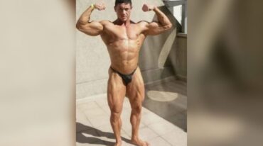 Hernán Chiardola mostrando posiciones para marcar los músculos.