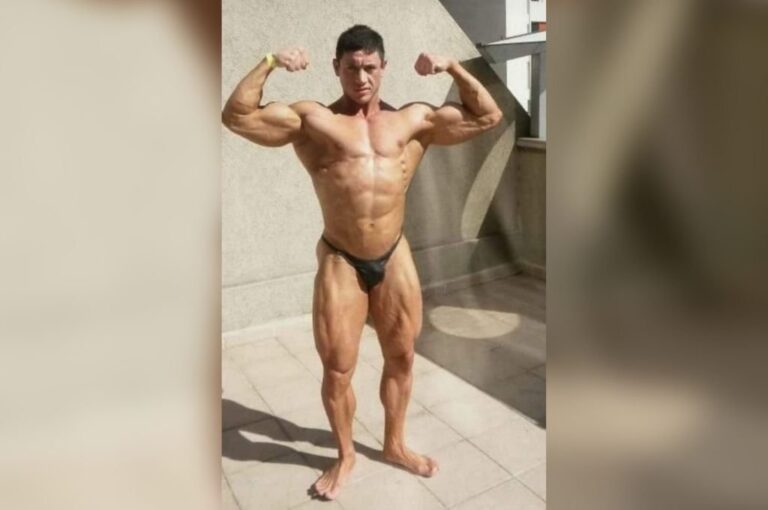 Hernán Chiardola mostrando posiciones para marcar los músculos.