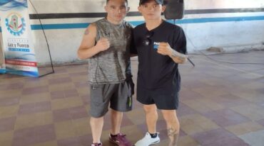 Roberto Rojas y Maquinita Martínez tras el pesaje. Ambos mostraron respeto mutuo y prometieron una guerra sobre el ring.