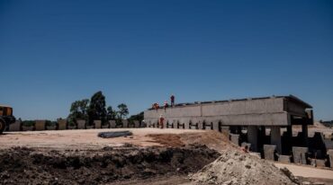 Uno de los puentes que incluye la autopista está ubicado sobre avenida Almafuerte.