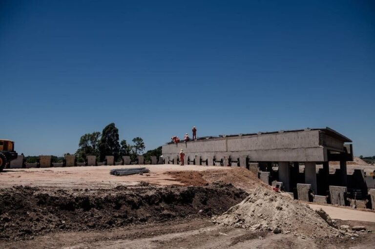 Uno de los puentes que incluye la autopista está ubicado sobre avenida Almafuerte.