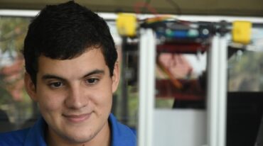 Alan cuenta su fascinación por la programación que ahora le dio el primer puesto en lucha simulada y que meses antes aplicó junto a sus compañeros en la construcción del robot que posa delante de él y luce en la oficina de la institución. Mauricio Garín