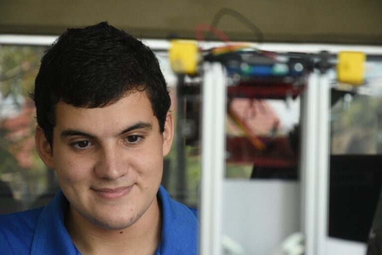 Alan cuenta su fascinación por la programación que ahora le dio el primer puesto en lucha simulada y que meses antes aplicó junto a sus compañeros en la construcción del robot que posa delante de él y luce en la oficina de la institución. Mauricio Garín