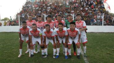 El equipo de Huracán de Villa Ocampo ante su gente momentos antes de la final de vuelta. Gentileza: Paralelo 28.