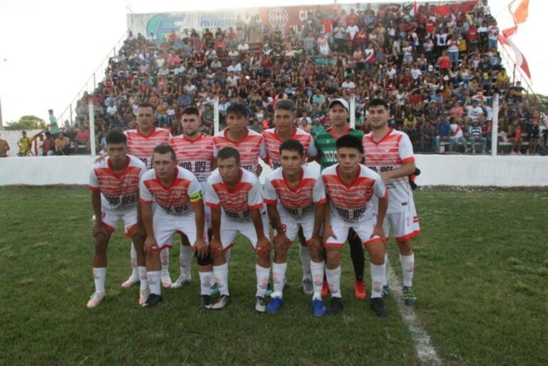 El equipo de Huracán de Villa Ocampo ante su gente momentos antes de la final de vuelta. Gentileza: Paralelo 28.
