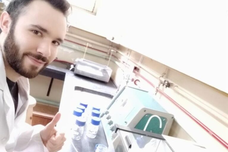 Proyecto innovador. Fernán Gizzi experimenta sobre selección de bacterias. Gentileza.