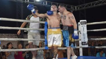 Los boxeadores se abrazan tras un intenso combate. Gentileza Pedro Muzzachiodi