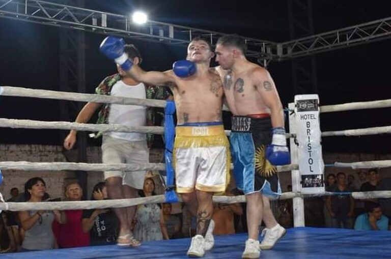 Los boxeadores se abrazan tras un intenso combate. Gentileza Pedro Muzzachiodi
