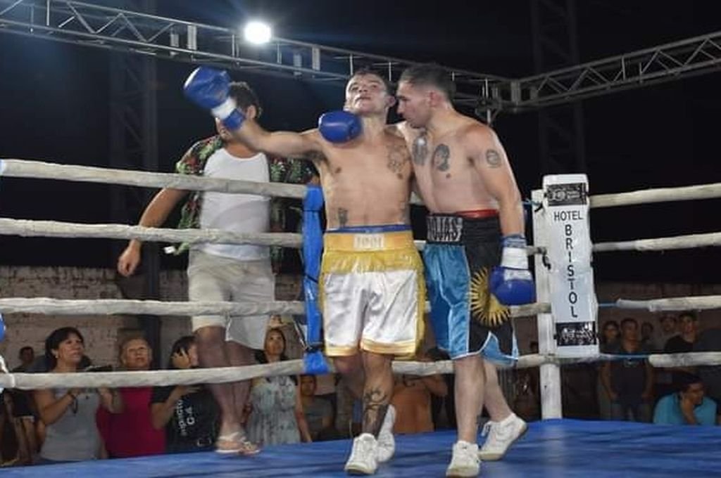Los boxeadores se abrazan tras un intenso combate. Gentileza Pedro Muzzachiodi