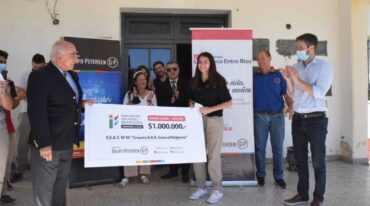 La Fundación Banco Entre Ríos haciendo entrega del premio a los alumnos de la escuela.
