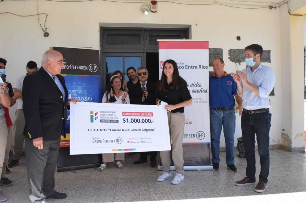 La Fundación Banco Entre Ríos haciendo entrega del premio a los alumnos de la escuela.