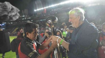 Del archivo... ¿al presente?. El momento en que José Néstor Vignatti le entrega la Copa a Luis Miguel Rodríguez la noche de los festejos en el Centenario. Otra vez