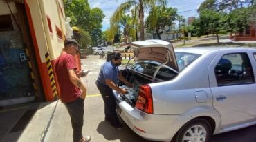 Un concordiense se solidarizó con el pedido de Bomberos y donó agua mineral. Gentileza Federico Gularte